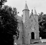 843174 Gezicht op het poortgebouw van kasteel Nijenrode (Straatweg 25) te Breukelen.N.B. De foto is gemaakt ten behoeve ...